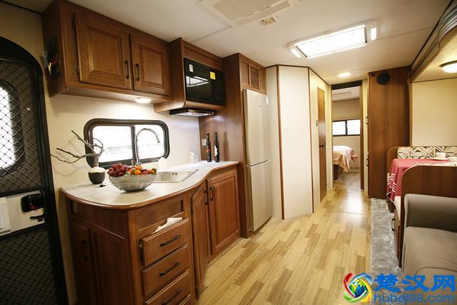 有大床房还有标准间，居住堪比五星级酒店的房车