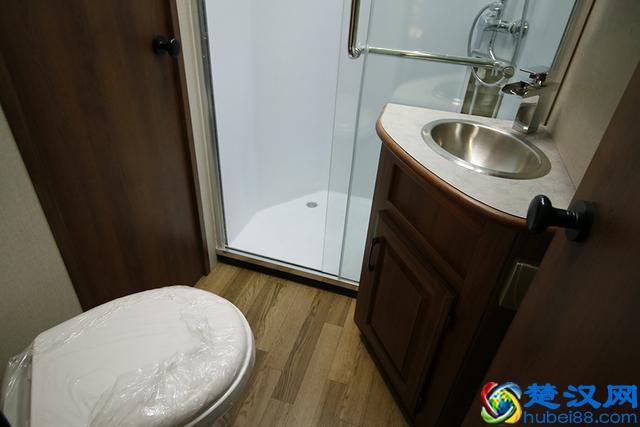 有大床房还有标准间，居住堪比五星级酒店的房车