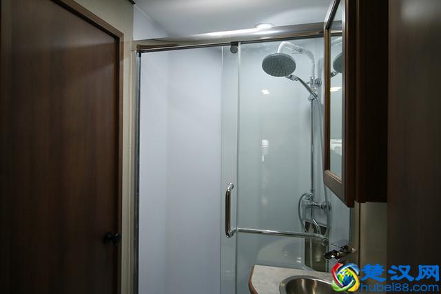 有大床房还有标准间，居住堪比五星级酒店的房车