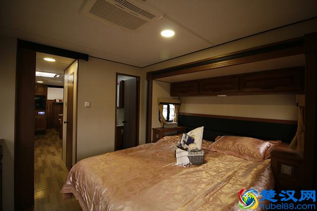有大床房还有标准间，居住堪比五星级酒店的房车