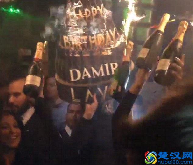 17岁高中生利用午休时间炒股赚了4个亿