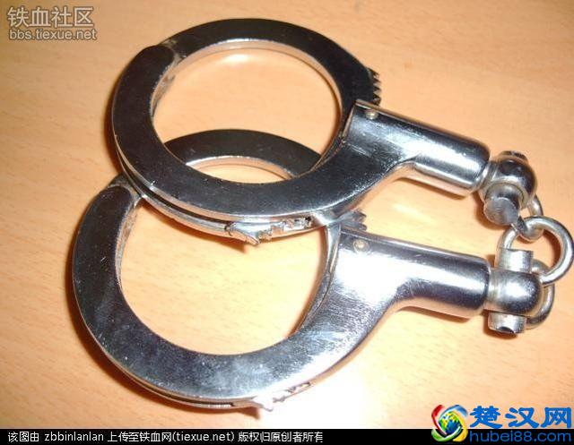 被判处无期徒刑、死刑缓期二年执行的罪犯在监狱最低要蹲多少年？