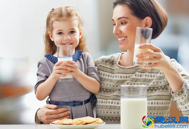 几点喝牛奶最好？这1个时间段喝牛奶易吸收，坚决不能错过