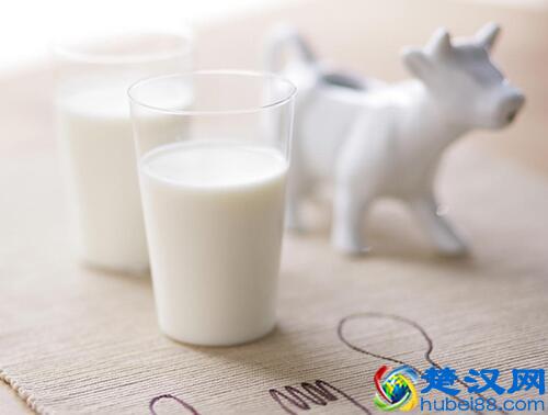 几点喝牛奶最好？这1个时间段喝牛奶易吸收，坚决不能错过