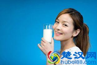 几点喝牛奶最好？这1个时间段喝牛奶易吸收，坚决不能错过