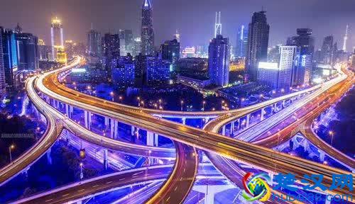 当我们站在桥头，看车水马龙的城市