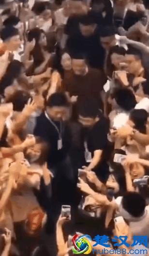 别了,马云!一个时代结束,刚刚卸任董事局主席,当场泪目