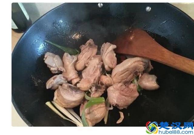 炖鸡汤时候需要焯水么？一招教你炖鸡他又香又营养，大多数人不懂