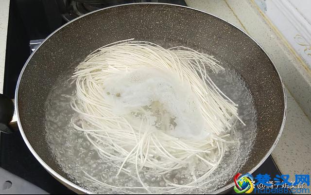 这才是“面条”做好吃的做法，酸辣过瘾，做法简单又快速，收藏了