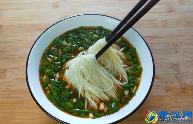 这才是“面条”做好吃的做法，酸辣过瘾，做法简单又快速，收藏了