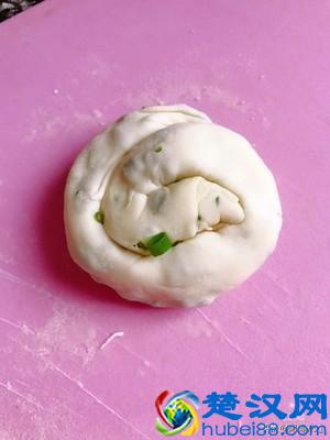葱油饼怎么做好吃，掌握这个技巧很重要，葱油饼步骤图