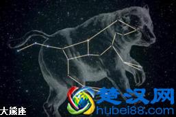 春季最显眼的是北斗七星，他们是属于大熊座