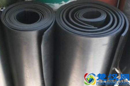 解决天然胶/再生胶并用生产胶板压片气泡问题