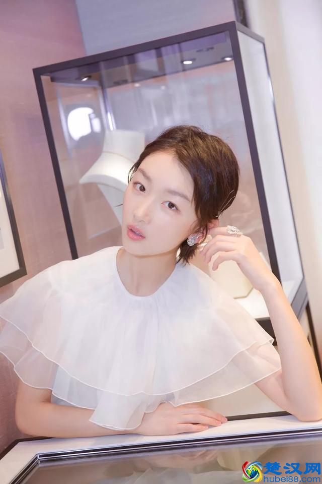 头发少的女生适合什么发型?