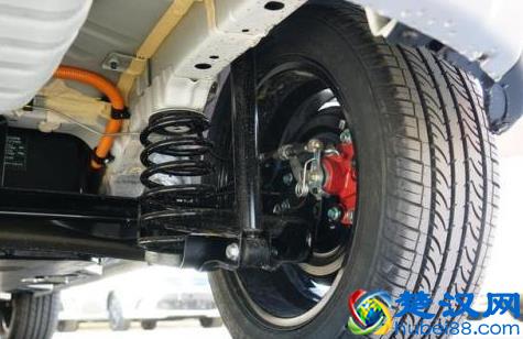 给汽车地盘加上减震弹簧，可以有效保护自己的汽车
