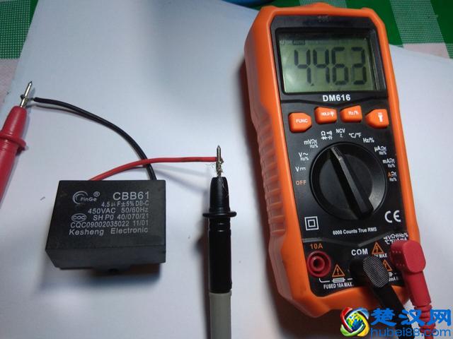 如何区分电容的正负极？怎么用万用表测电容的容量？