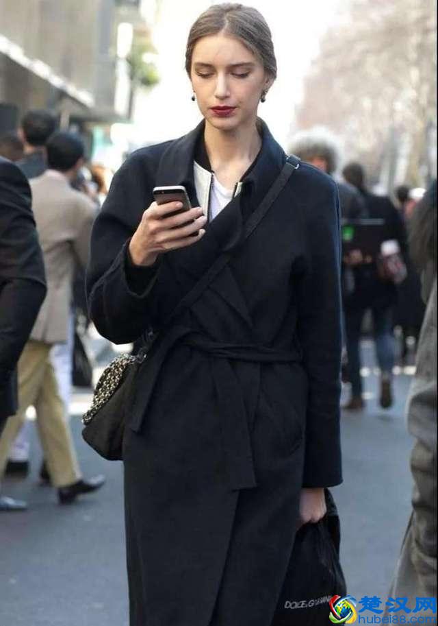 人手一件的黑色大衣，搭什么颜色的包好看？