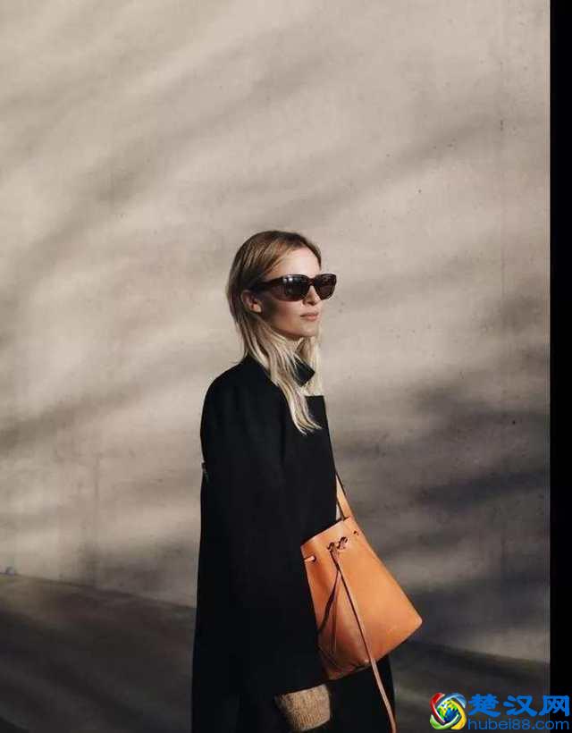人手一件的黑色大衣，搭什么颜色的包好看？