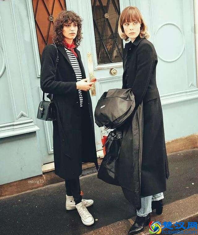 人手一件的黑色大衣，搭什么颜色的包好看？