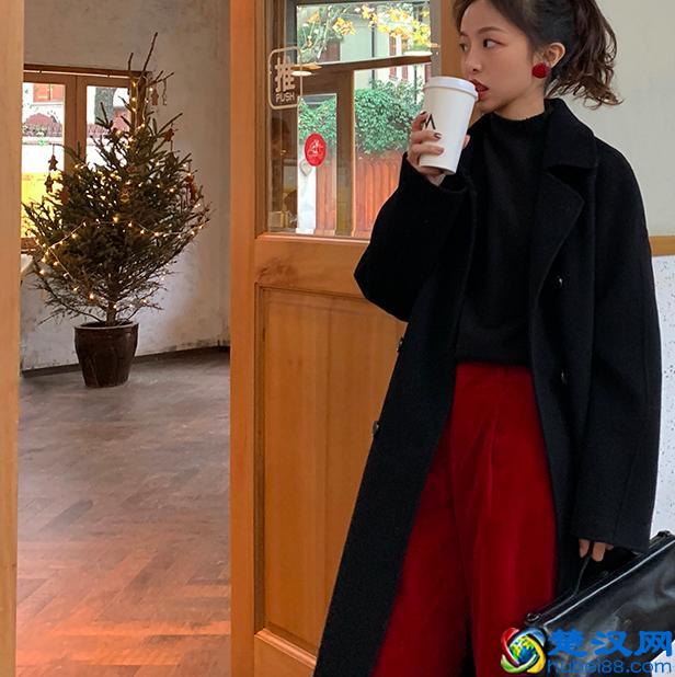 人手一件的黑色大衣，搭什么颜色的包好看？