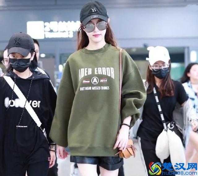 黑色和这3种颜色搭配，风格更出众，日常穿搭，我给5星好评！