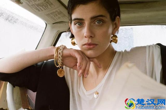 看了海量图片，发现能把“黑白配”穿好看的人，都很注意这一点