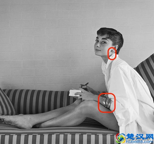 看了海量图片，发现能把“黑白配”穿好看的人，都很注意这一点