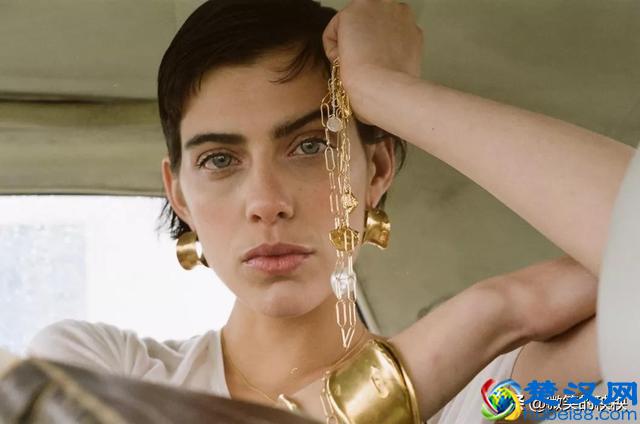 看了海量图片，发现能把“黑白配”穿好看的人，都很注意这一点