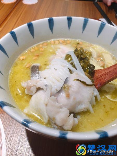 好吃到啧啧称好的酸菜鱼米线，味道让人着迷，配上米线特别棒