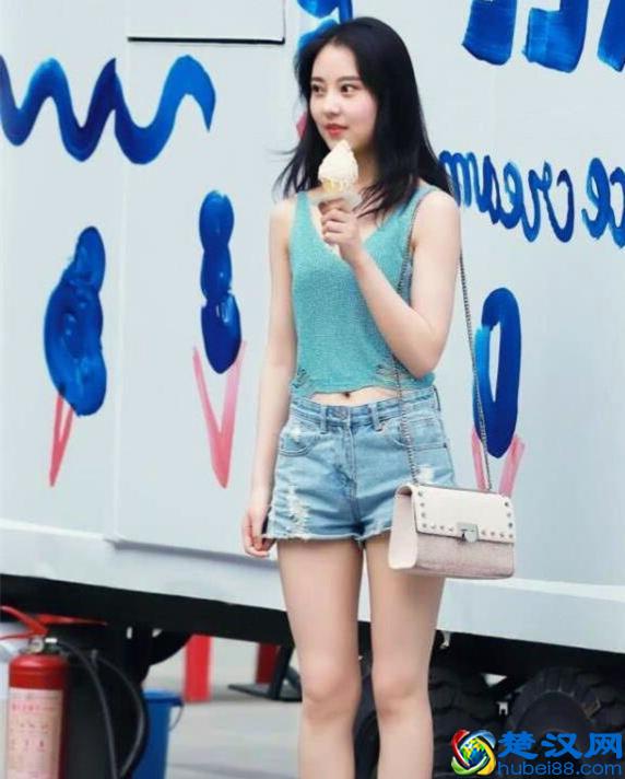 最简单又普遍的牛仔短裤，怎么穿才好看？