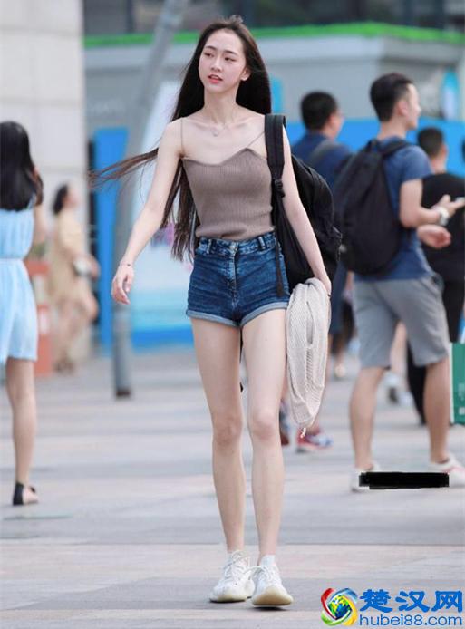 最简单又普遍的牛仔短裤，怎么穿才好看？