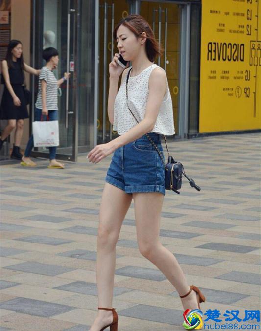 最简单又普遍的牛仔短裤，怎么穿才好看？