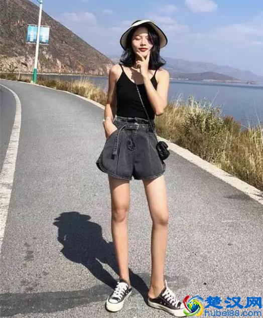 最简单又普遍的牛仔短裤，怎么穿才好看？