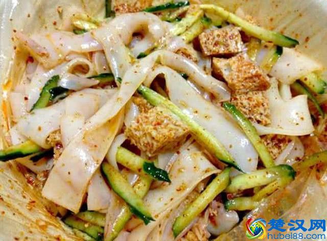 学生党最爱的夜市小吃，麻辣烫上榜，图四堪称小吃界“扛把子”