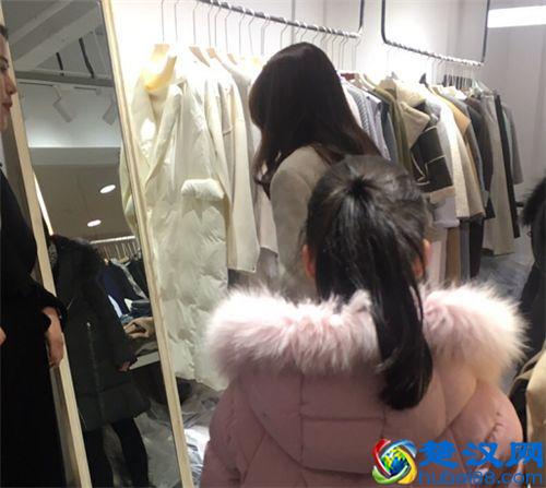 围巾10块，衣服20，杭州这个地方又到了买衣服“跟不要钱一样”的日子……