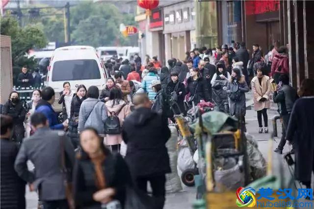 围巾10块，衣服20，杭州这个地方又到了买衣服“跟不要钱一样”的日子……