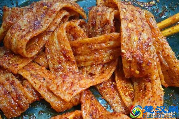 吃了30年辣条，才知道做法这么简单，2块钱做一大盘，1分钟学会