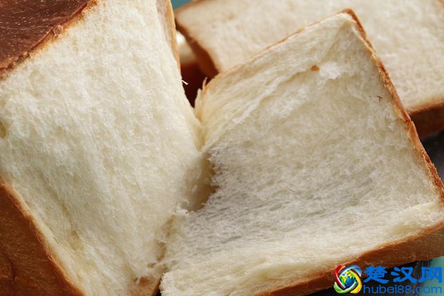 只需一次发酵，就可做出棉软的吐司，用手撕着吃，让你一吃上瘾