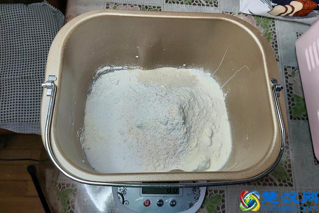 只需一次发酵，就可做出棉软的吐司，用手撕着吃，让你一吃上瘾