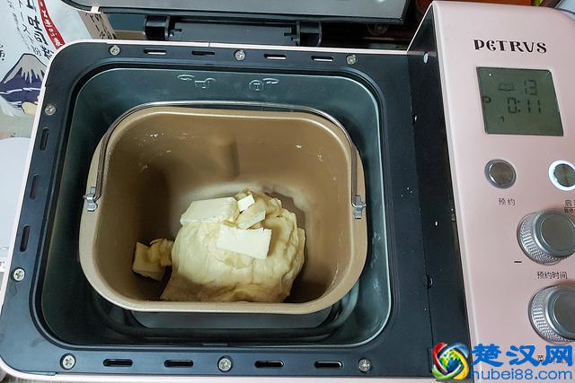 只需一次发酵，就可做出棉软的吐司，用手撕着吃，让你一吃上瘾