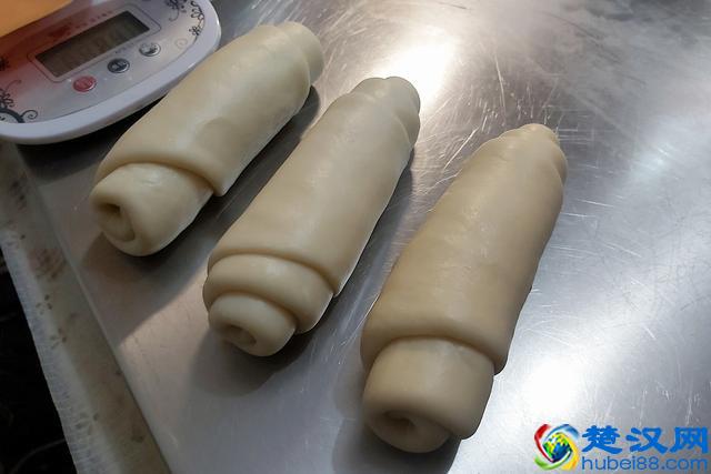 只需一次发酵，就可做出棉软的吐司，用手撕着吃，让你一吃上瘾