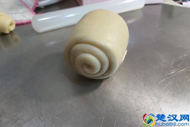 只需一次发酵，就可做出棉软的吐司，用手撕着吃，让你一吃上瘾