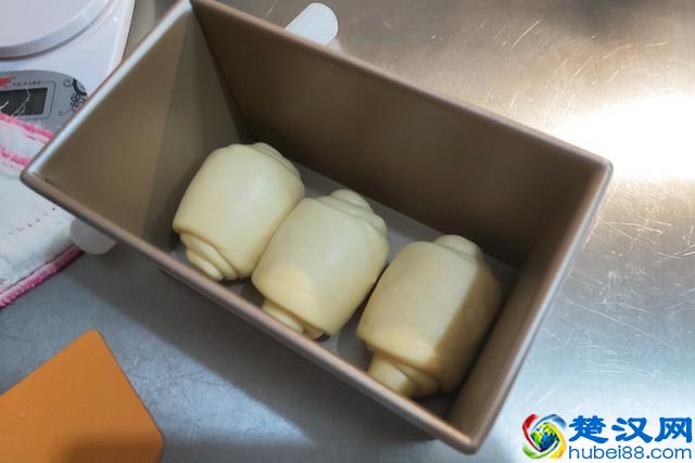 只需一次发酵，就可做出棉软的吐司，用手撕着吃，让你一吃上瘾