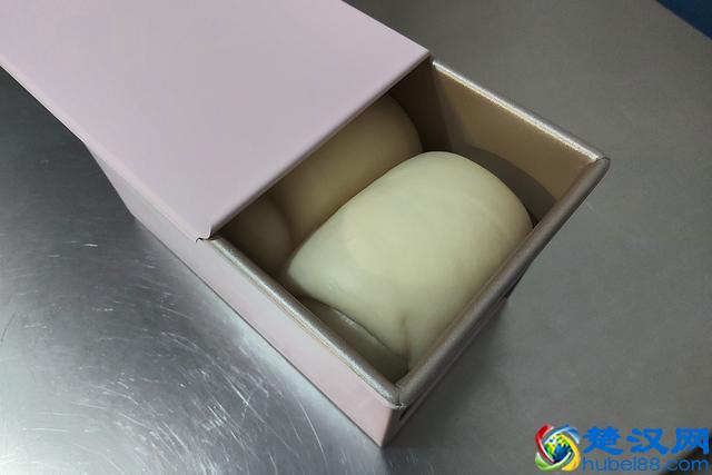 只需一次发酵，就可做出棉软的吐司，用手撕着吃，让你一吃上瘾