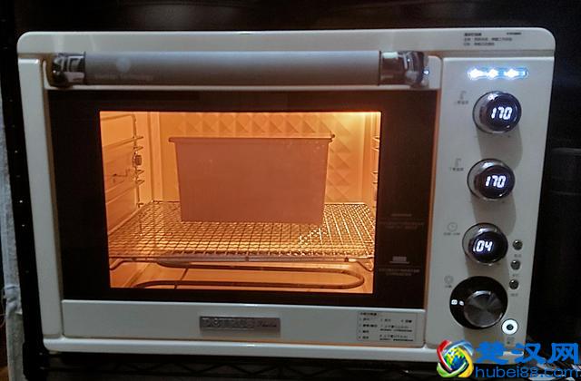 只需一次发酵，就可做出棉软的吐司，用手撕着吃，让你一吃上瘾