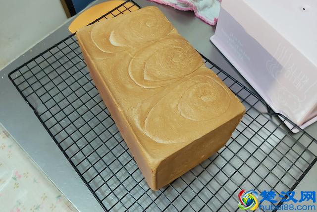 只需一次发酵，就可做出棉软的吐司，用手撕着吃，让你一吃上瘾