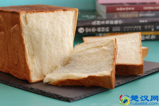 只需一次发酵，就可做出棉软的吐司，用手撕着吃，让你一吃上瘾