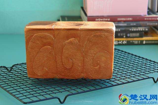 只需一次发酵，就可做出棉软的吐司，用手撕着吃，让你一吃上瘾