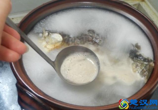 炖鱼别再用料酒和啤酒了，用它炖，鱼肉不腥更鲜嫩