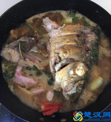 炖鱼别再用料酒和啤酒了，用它炖，鱼肉不腥更鲜嫩